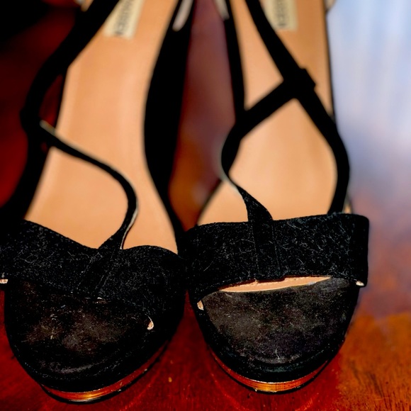 Steve Madden black with gold accent T-strap wedge heels - Picture 2 of 2